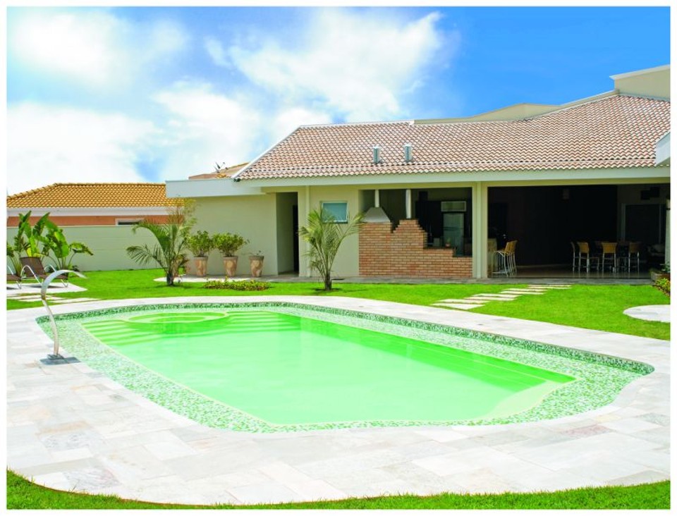 Em dia para o verão Piscina verde em fibra, da Linha Color, da Henrimar. Há outras seis opções de cores | Henrimar/Divulgação
