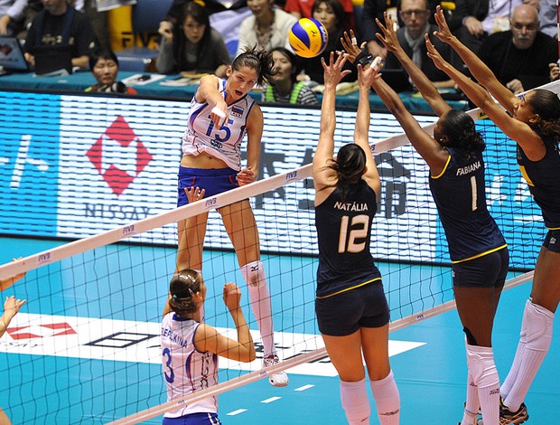 A seleção brasileira não conseguiu segurar as russas neste domingo | divulgação / FIVB