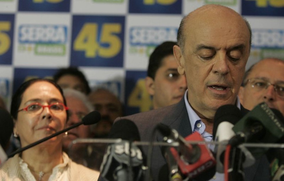 José Serra faz pronunciamento na sede do PSDB, em São Paulo, acompanhado da esposa, Mônica: no discurso, tucano insinua que pretende voltar a ser candidato | Sergio Neves/AE