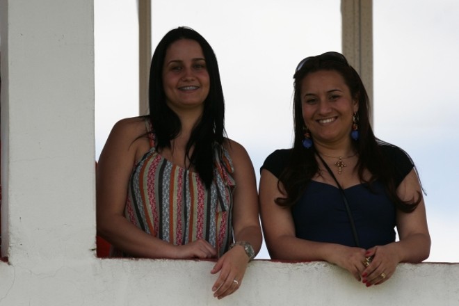 Gisele e Renata, esposas de atletas do Hauer, acompanham o jogo no camarote | 