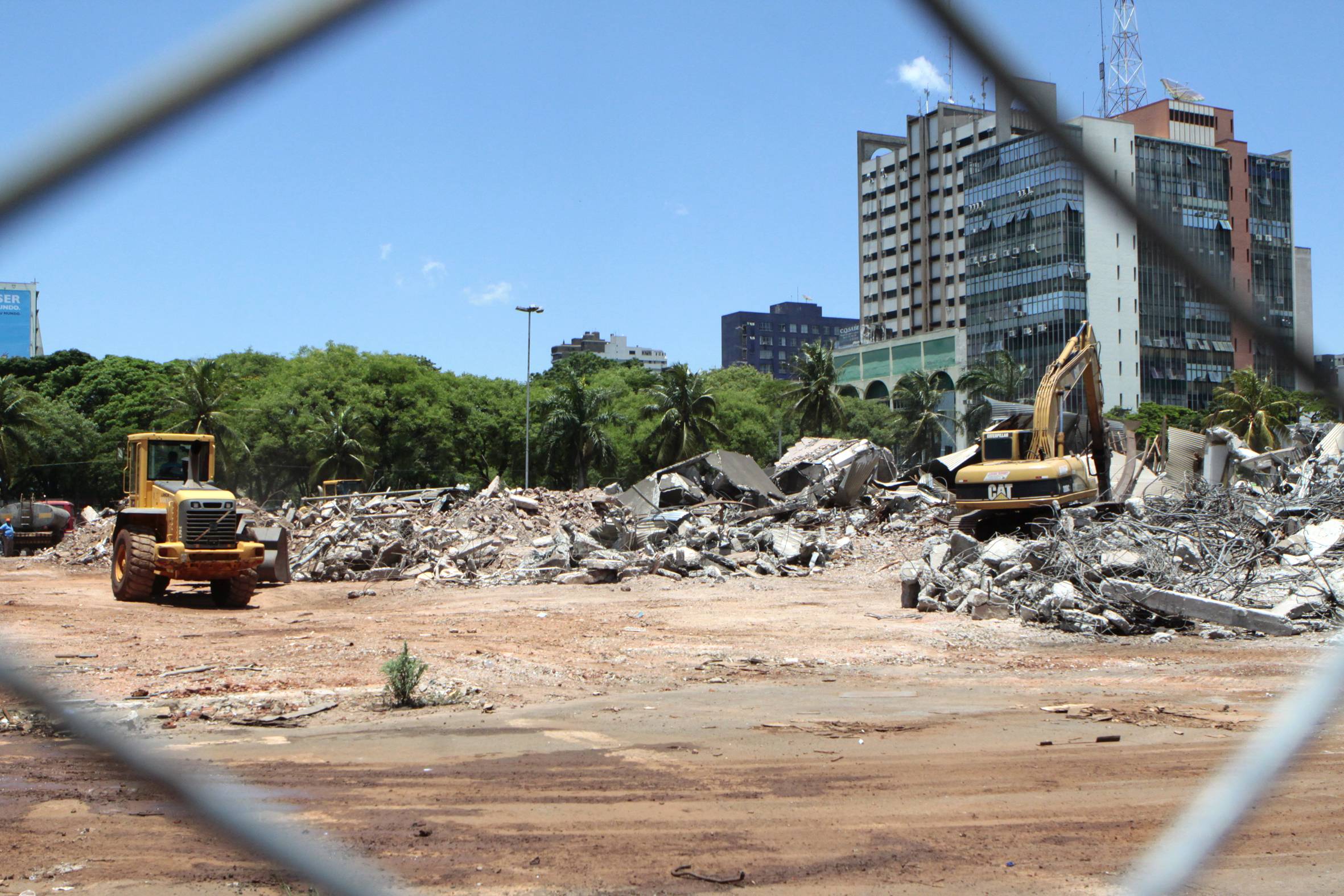A Prefeitura decidiu, então, limpar o terreno para criar um estacionamento, até que se licite um novo empreendimento | Ivan Amorin/Gazeta Maringá