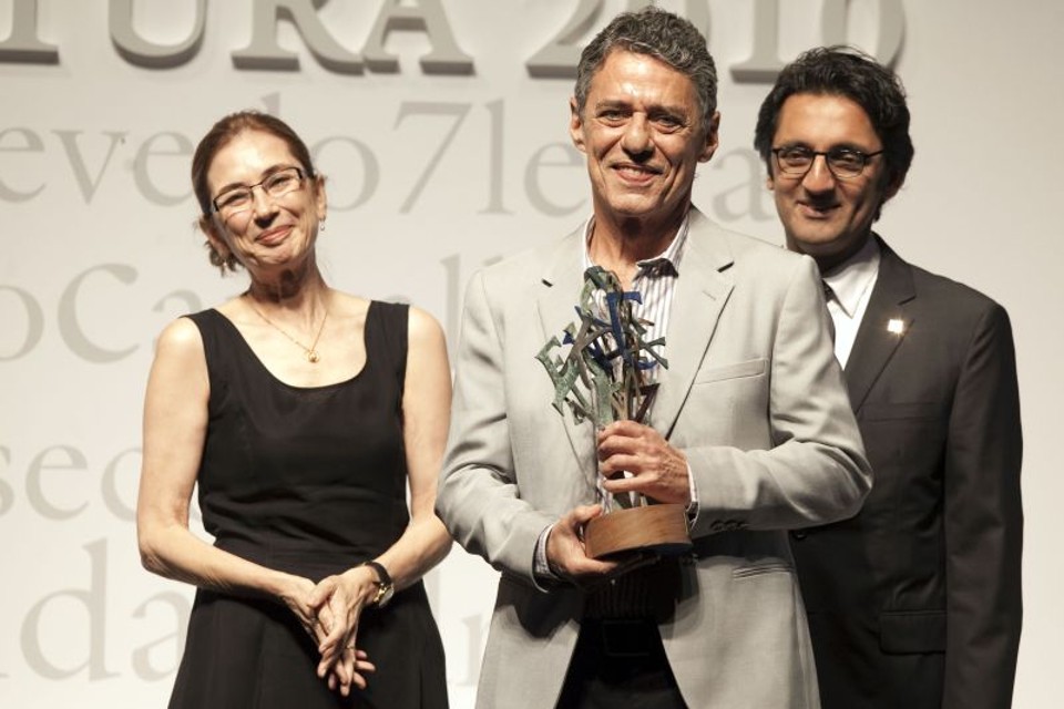 Chico Buarque recebeu das mãos de Pilar, a viúva do escritor português José Saramago, o Prêmio Portugal Telecom de melhor obra de ficção de 2010, quatro dias depois de levar o Jabuti | Leonardo Soares/AE