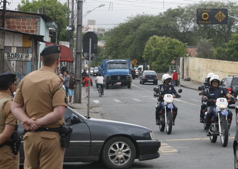 Policiamento nas ruas da Vila Torres foi reforçado pela Polícia Militar e pela Guarda Municipal: atentado que deixou quatro feridos no último domingo | Marcelo Elias/Gazeta do Povo