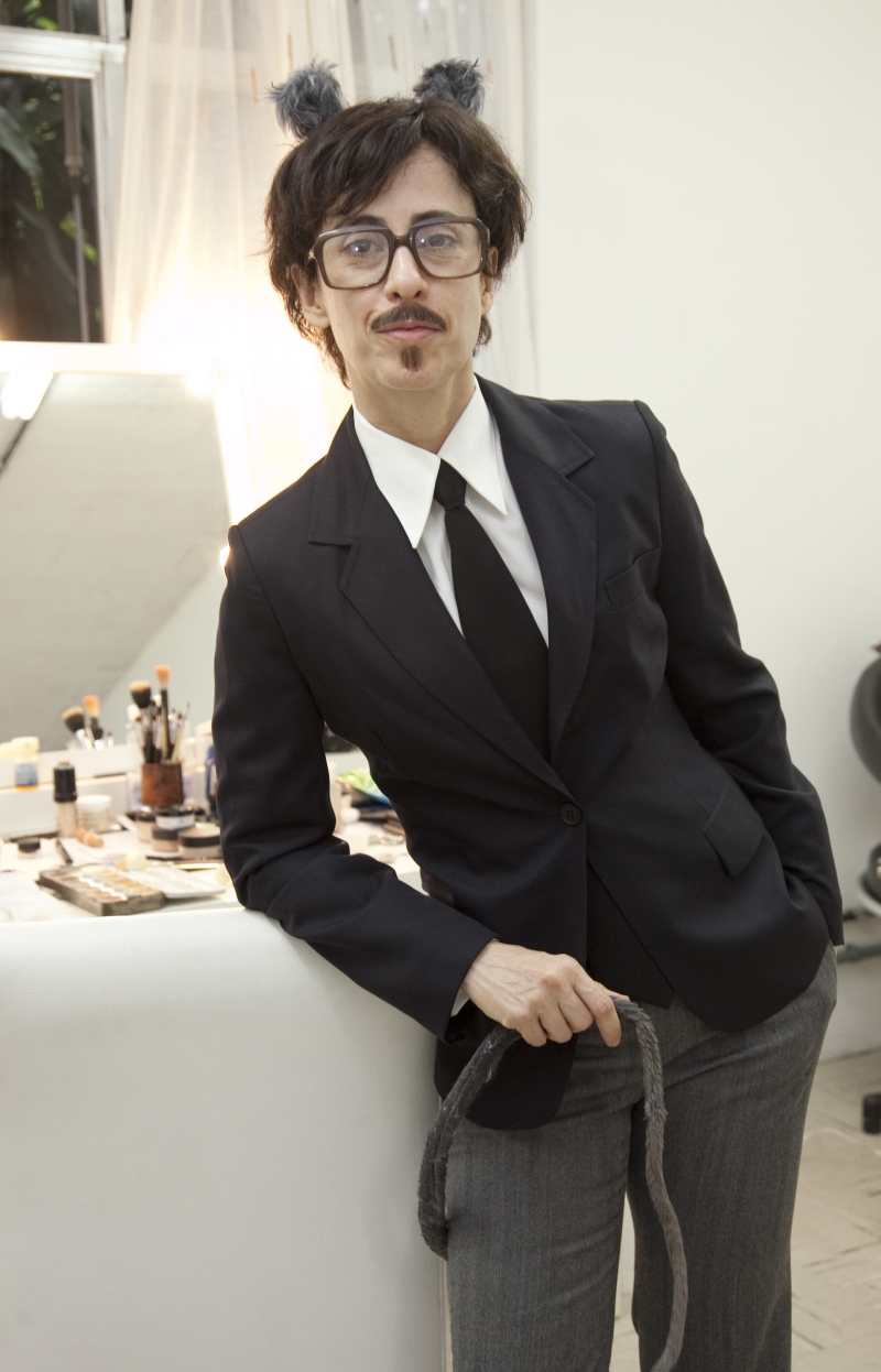 Fernanda Torres, fantasiada de rato, interpreta um dos personagens de Amoral da História, série que estreia no Multishow | Juliana Coutinho/Divulgação