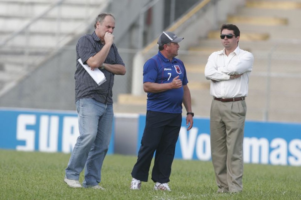 O assessor de futebol Paulo César Silva, o técnico Roberto Cavalo e o diretor de futebol Guto de Melo conversam no gramado da Vila Capanema. O acerto com o treinador está próximo | Walter Alves /  Agência de Noticias Gazeta do Povo