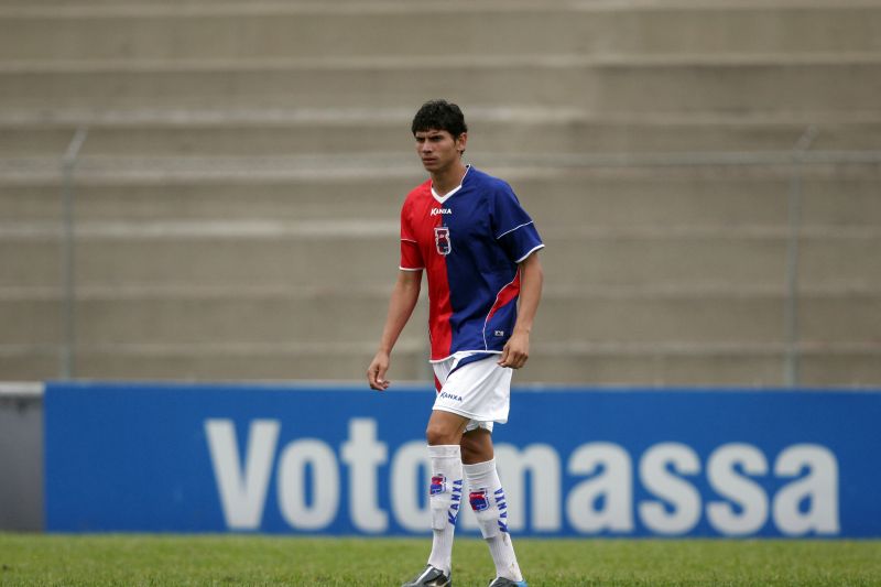 O zagueiro Hiago, de 18 anos, agradou ao técnico Roberto Cavalo e deve ser observado de perto ainda nesta Série B | Walter Alves/ Gazeta do Povo