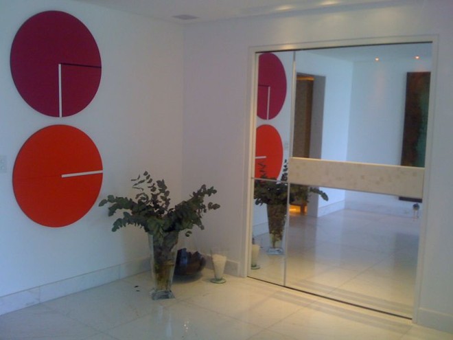 Para um apartamento, Elmor optou pelo revestimento em espelho e puxador em pastilhas de osso branco | 