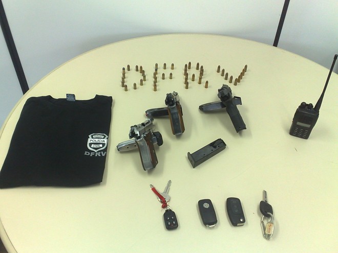 Armas e um rádio comunicador também foram encontrados com os suspeitos |