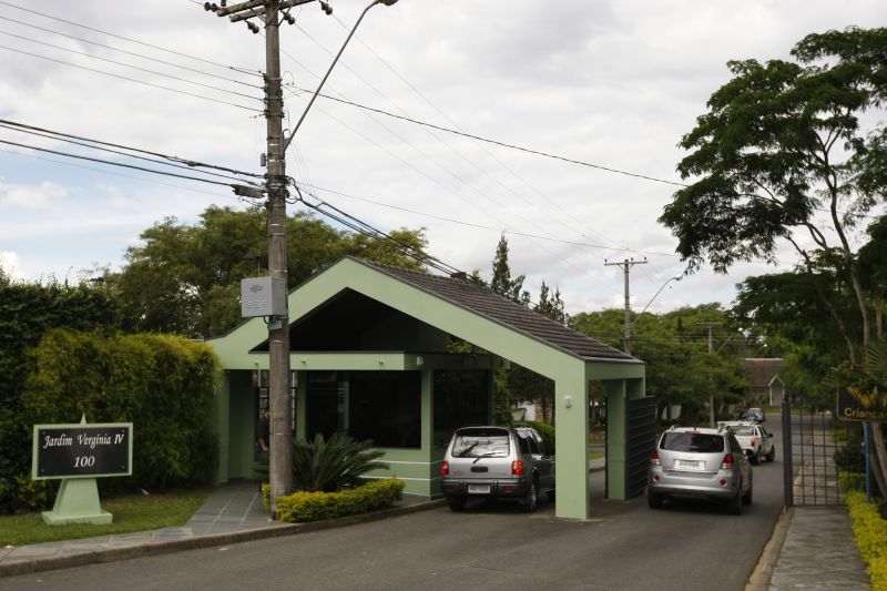 Condomínio construído sobre a Rua Nicanor Riva, no Orleans: vizinhos reclamam da restrição de acesso | Jonathan Campos/ Gazeta do Povo
