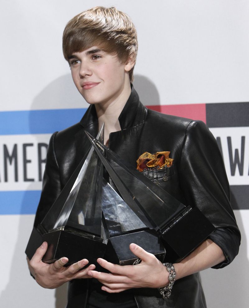 Justin Bieber levou quatro estatuetas, incluindo a de artista do ano | Danny Moloshok/Reuters