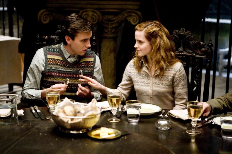Neville (Lewis) e Hermione (Emma Watson) em cena de As Relíquias da Morte | Divulgação
