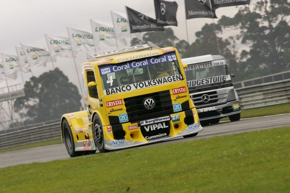 Caminhões fazem disputa acirrada pelo título Felipe Giaffone durante treino no Autódromo Internacional de Curitiba, em Pinhais: o favorito da temporada | Antonio More/ Gazeta do Povo