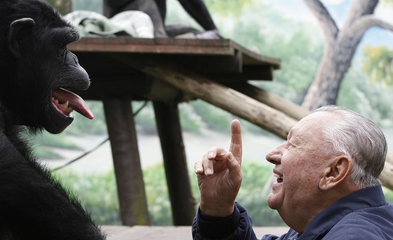 Milan Starostik e um dos hóspedes do Anami, na região metropolitana de Curitiba: animais no paraíso | Fotos: Jonathan Campos/Gazeta do Povo