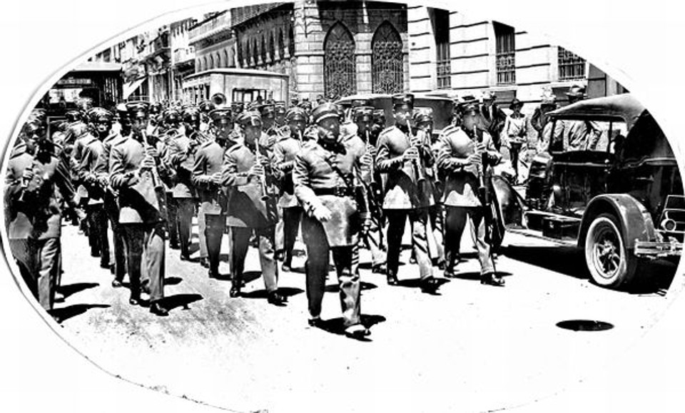 Quinze de novembro A Banda da Policia Militar do Paraná desfila pela Rua Quinze, tendo à frente o capitão e maestro Romualdo Suriani na década de 1930 |