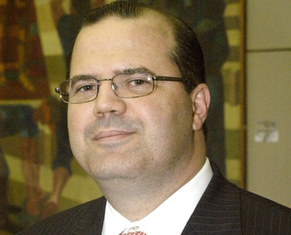 *Nome:Alexandre Tombini*Idade:46 anos*Formação:Bacharelado em Economia pela Universidade de Brasília (UnB) e Ph.D. em Economia pela Universidade de Illinois, Urbana Champaign (EUA).*Ligações políticas:Funcionário de carreira do Banco Central.*Cargos ocupados:Iniciou sua carreira no BC como consultor em 1998 e no ano seguinte assumiu a chefia do Departamento de Estudos e Pesquisas. Na instituição passou também pelas diretorias de Assuntos Internacionais e Estudos Especiais. Também foi assessor sênior do diretor executivo e membro da Diretoria Executiva do Escritório da Representação Brasileira no Fundo Monetário Internacional (FMI), em Washington. |