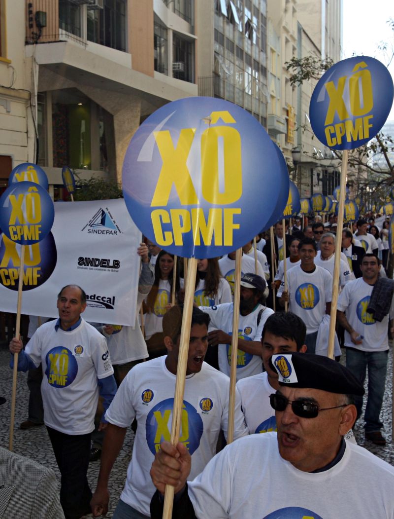Antes de a CPMF ser derrubada, em dezembro de 2007, curitibanos fizeram manifestação contra o imposto na Rua XV | Albari Rosa/Gazeta do Povo