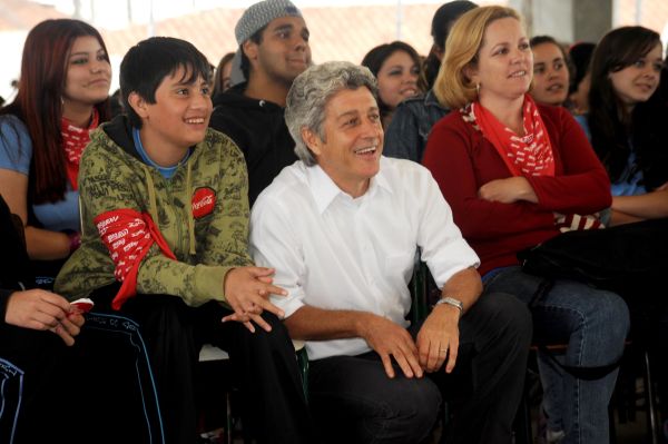 O jornalista Caco Barcelos quando assistia ao vídeo dos alunos do Colégio Estadual Professora Dirce Celestino do Amaral, na CIC, onde ele deu palestra ontem. A presença de Caco foi o prêmio ganho por quatro estudantes da escola na categoria Reportagem do Festival Coca-Cola das Escolas. O vídeo dos garotos, com o tema Felicidade, foi bastante elogiado pelo apresentador do Profissão Repórter | Rodrigo Ramirez