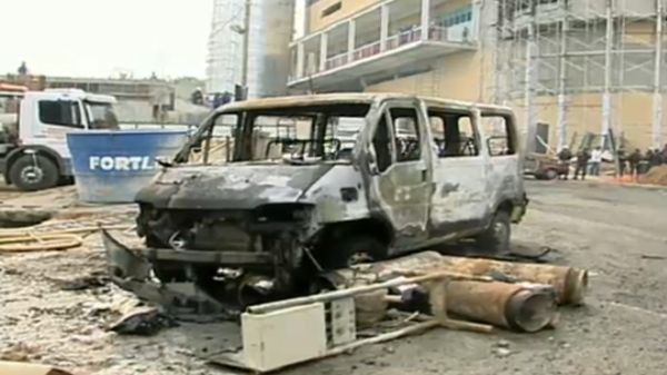 Os veículos foram incendiados na saída da Via Dutra, na pista sentido Centro | Reprodução TV/Globo