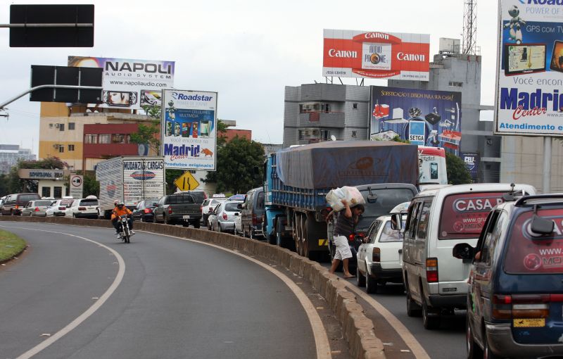 Na quarta-feira, fila para cruzar a Ponte da Amizade chegou a três quilômetros: transtorno na ida e na volta | Cristhian Rizzi/ Gazeta do Povo