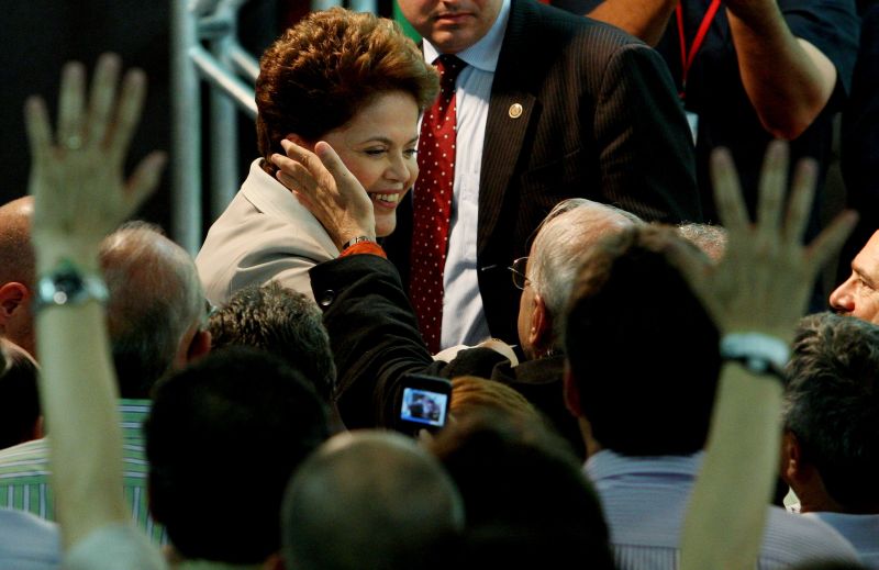 Dilma discursa logo após o anúncio de sua eleição: emoção no agradecimento a Lula e mão estendida à oposição | Celso Júnior/AE