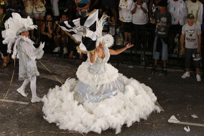 Carnaval -A Fundação Cultural de Curitiba abriu o edital para o carnaval de 2011. Decidiu gastar R$ 189,5 mil com todas as escolas do grupo A, B e com os blocos que participam do desfile. Cada escola do grupo principal terá R$ 26,5 mil da prefeitura. Cada escola do grupo B receberá R$ 19 mil. E os blocos terão, cada um, R$ 2,5 mil | 
