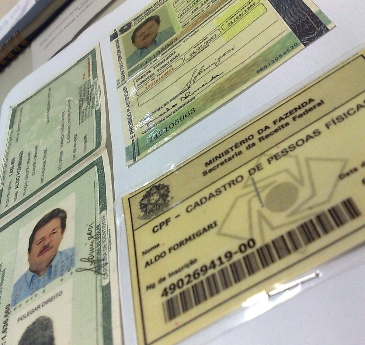 Documentos falsos encontrados com o grupo e que eram usados na abertura das empresas fantasmas | Felippe Aníbal/ Gazeta do Povo