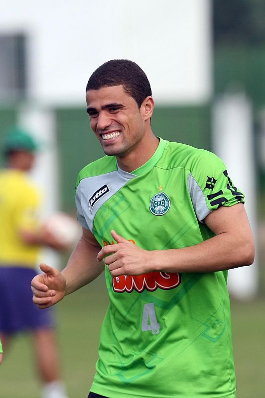O atacante Leonardo é um dos jogadores que interessa ao Coritiba para 2011 | Albari Rosa / Agência de Notícias Gazeta do Povo