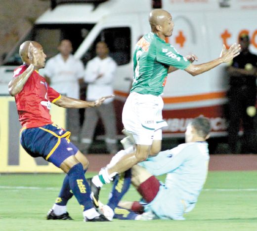 Lance da contusão de Triguinho, na dividida com o goleiro Fernando | Edson Ruiz/ Folhapress