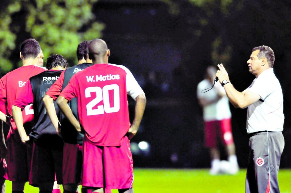 Internacional exalta adversário africano Celso Roth, técnico do Internacional, orienta a equipe no treino noturno de ontem, em Abu Dabi | Alexandre Lops/Vipcomm