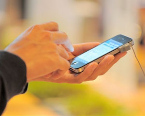 Pagamentos poderão ser feitos por celular | AFP