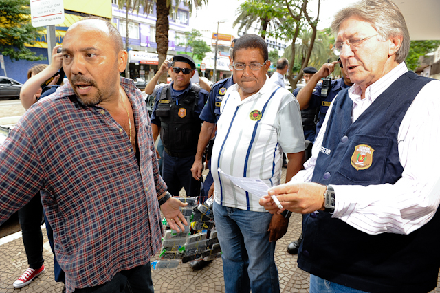 Os fiscais percorreram parte da área central, nas vias de maior concentração de consumidores | Fábio Dias - Gazeta do Povo