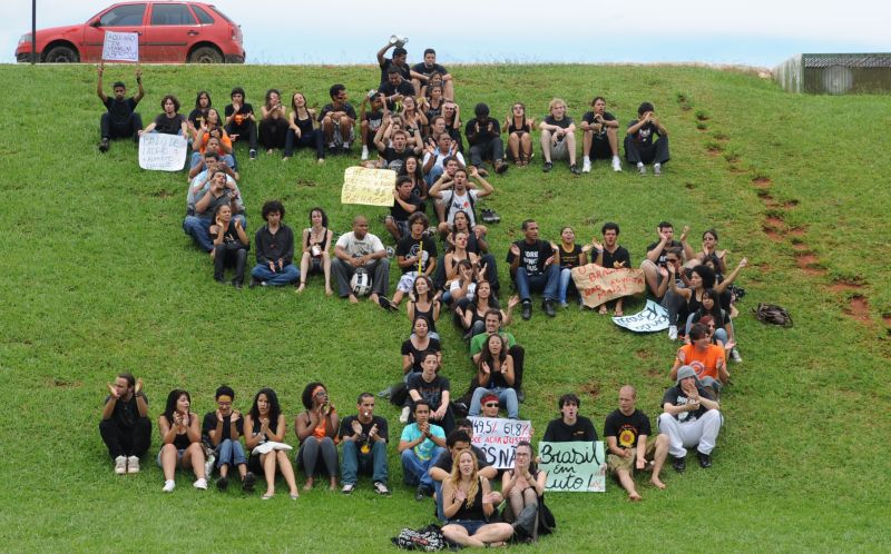 Estudantes formaram o símbolo do cifrão no gramado em frente ao Congresso, em protesto contra o reajuste dos parlamentares | José Cruz/ABr