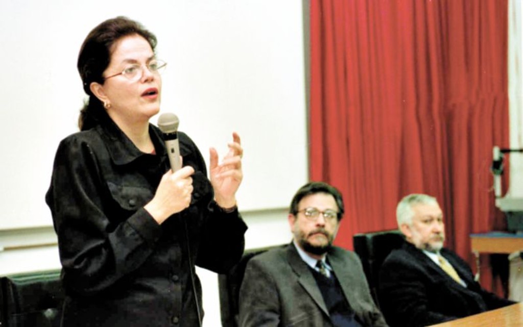 Dilma Rousseff como secretária de Minas, Energia e Comunicação no governo de Olívio Dutra (1999-2002). Ela já tinha ocupado o mesmo cargo na gestão de Alceu Collares