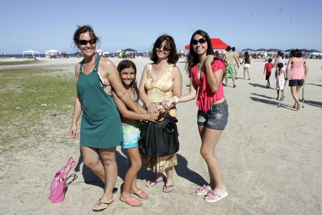 As irmãs Arlete Korovisk, 47 anos, e Simone, de 40 correm à meia noite com uma bolsa