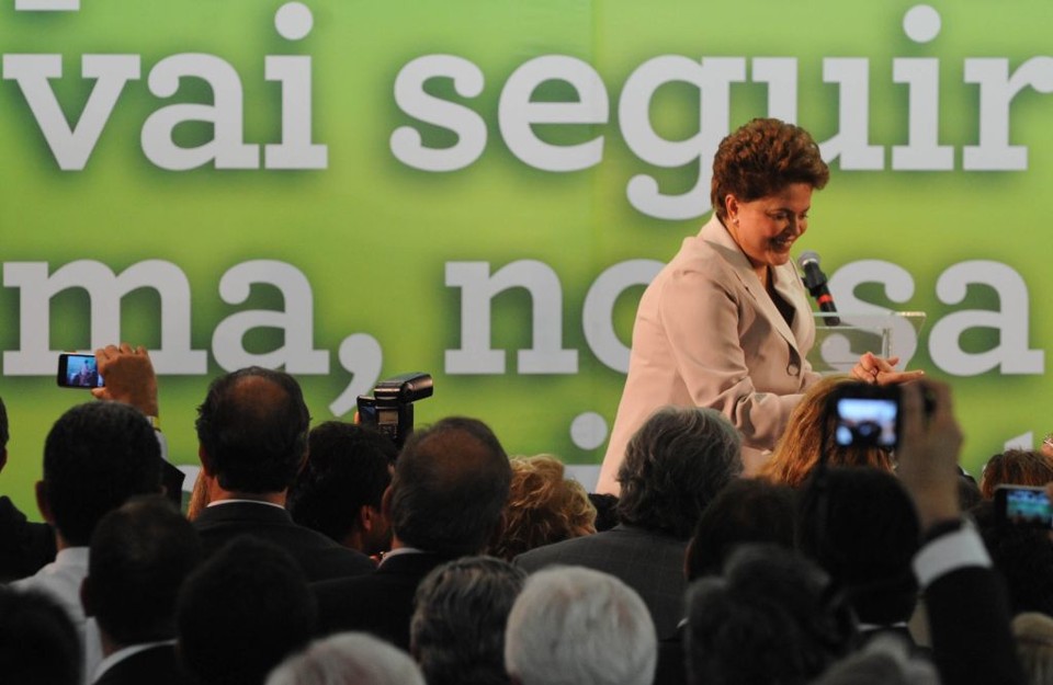 Dilma Rousseff na comemoração da vitória da disputa presidencial. Ela bateu o tucano José Serra no segundo turno, com 56,05% dos votos válidos | Ricardo Stuchert/Presidência