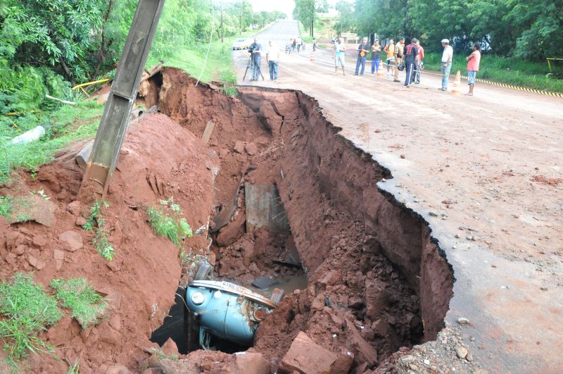 No ano passado um carro chegou a cair na cratera que se formou por causa das chuvas | Ediglei Feitosa/Diário do Noroeste