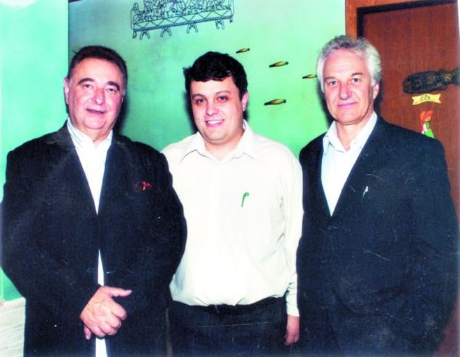 ENCONTRO GOURMET -No último encontro dos SuperGourmets, que aconteceu no restaurante Rei do Camarão, a presença do presidente da entidade, Romualdo José Denega, do anfitrião Nixon Flori, que ofereceu delicioso jantar aos convidados, e de Julio Cézar Rodrigues |