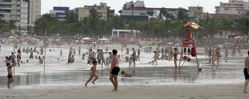 No sábado, centenas de veranistas aproveitaram o dia nas praias de Guaratuba | Hedeson Alves / Agência de Notícias Gazeta do Povo