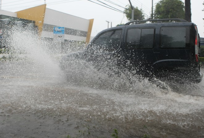 Ponto de alagamento na Rua Almirante Tamandaré, esquina com a Rua Professor Brandão, em Curitiba. | 