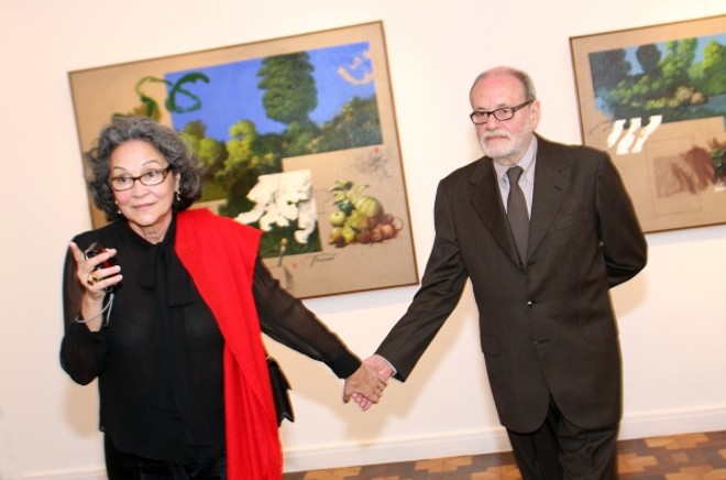 O artista plástico Sergio Ferro e a mulher, Ediane, conferem a exposição 