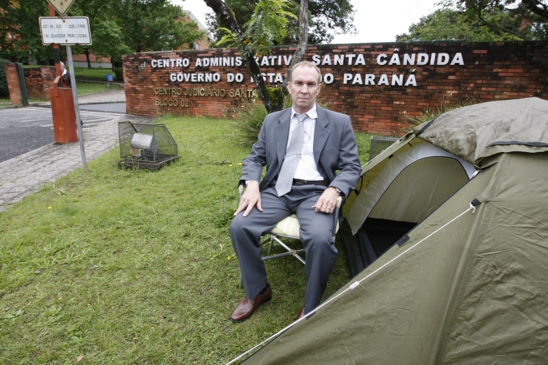 Alberto Morais Rau, 53 anos: acampamento em frente da vara de adoção em Curitiba | Daniel Castellano/Gazeta do Povo