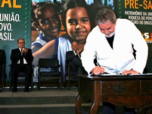 O presidente Luiz Inácio da Silva assina lei que cria o Regime de Partilha do pré-sal e Fundo Social do pré-sal | Foto: Ricardo Stuckert/Divulgação