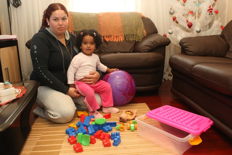 Sem conseguir vaga para Yasmin na creche, Priscila sobrevive com a renda da pensão do ex-marido de R$ 250 e alguns bicos: Levo ela para as faxinas para conseguir dinheiro | Marcelo Elias/Gazeta do Povo