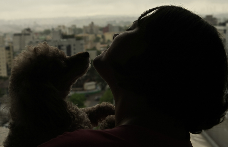 Por mais calor que faça, não consigo ficar com a porta aberta. Se chego em casa à noite, peço para o taxista esperar até eu entrar em casa. E qualquer barulho me impede de dormir. Às vezes, é só o barulho da chuva, mas acho que sempre tem alguém tentando entrar.
Zoraide, vítima de um arrombamento em março deste ano | Antonio Costa/Gazeta do Povo