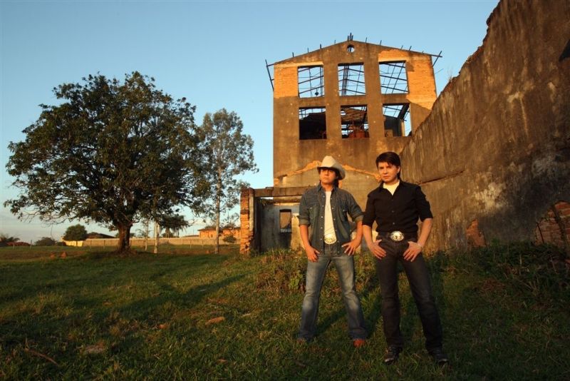 Chitãozinho e Xororó, nascidos na cidade paranaense de Astorga, festejam quatro décadas de sucesso em grande estilo | Divulgação