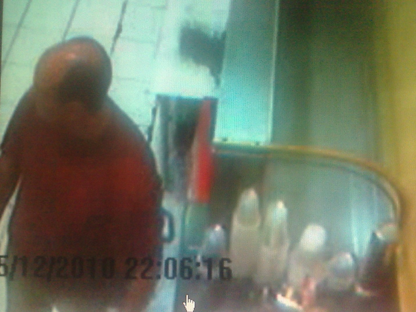 Câmera afixida na praça de alimentação flagra um dos assaltantes | Polícia Civil