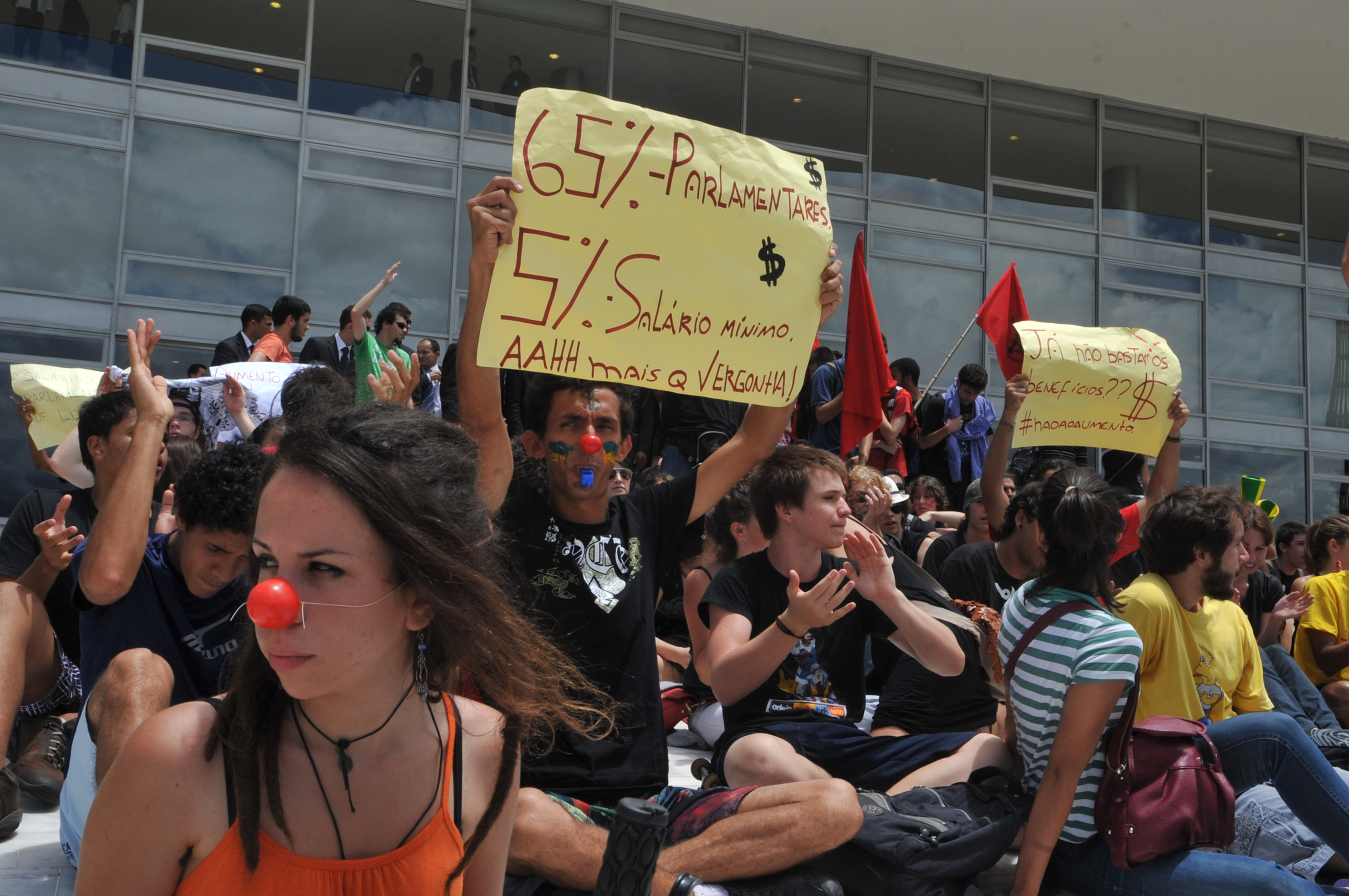 Estudantes fazem manifestação na rampa do Palácio do Planalto contra o reajuste salarial dos parlamentares | Valter Campanato/ABr