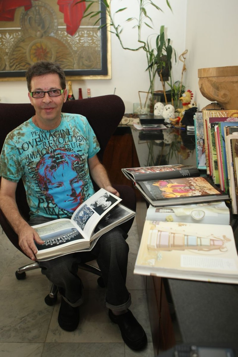 O produtor de eventos Dado Dantas fez a compra de Natal deste ano pela internet: livros importados para amigos e familiares | Aniele Nascimento/ Gazeta do Povo