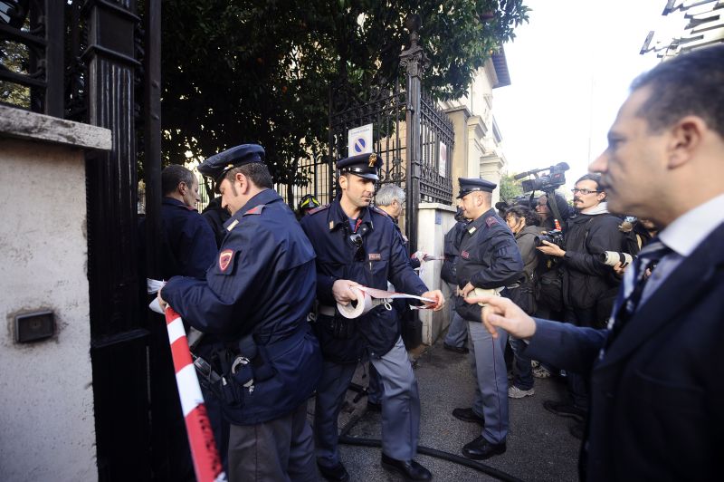 Policiais isolam a embaixada chilena em Roma, após explosão de carta-bomba: país é citado em avisos deixados pelo grupo anarquista | Filippo Monteforte/AFP
