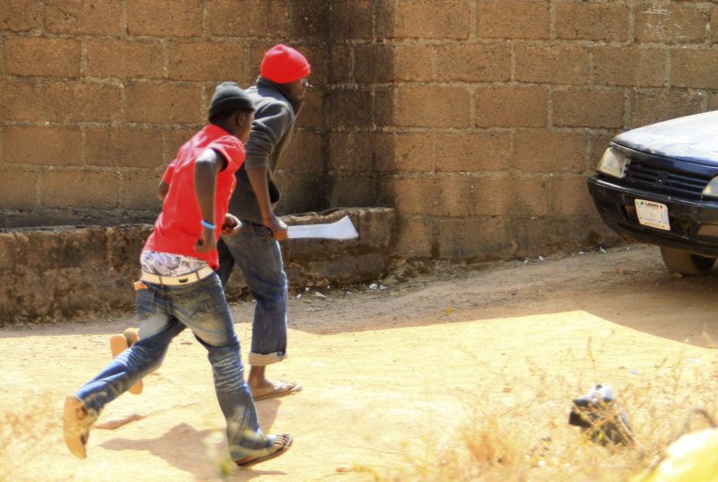 Homens com machete em Jos, foco dos confrontos que mataram mais de 30 no fim de semana | Afolabi Sotunde/Reuters